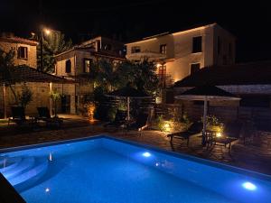 Bazén v ubytování Xinovrissi Apts & Pool nebo v jeho okolí