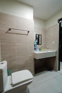 ein Bad mit einem WC und einem Waschbecken in der Unterkunft 8C in Mandaue City