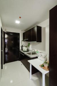 eine kleine Küche mit einer Spüle und einer Theke in der Unterkunft 8C in Mandaue City