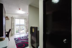 einen schwarzen Kühlschrank in einem Zimmer mit Fenster in der Unterkunft 8C in Mandaue City