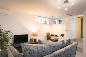A seating area at Gorgeous Boutique Flat Sleeps 2 in Lyme Regis