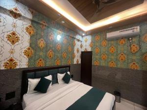 a bedroom with a bed with green and yellow wallpaper at Hotel Hi-Way Inn 
