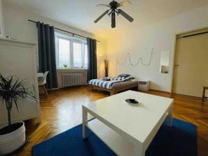 Posteľ alebo postele v izbe v ubytovaní Lovely 2BDR in center, Wifi & Self-Check in