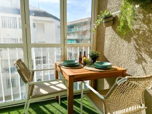 una mesa y sillas en un balcón con ventana en Solecito Santa Pola. Relax and beach 4 min away, en Santa Pola