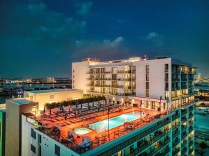 un gran edificio con una piscina en la parte superior en 1612 - Beachfront Condo, en Clearwater Beach