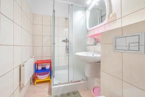 a bathroom with a shower and a sink at Dom Gościnny Ewa in Rewal