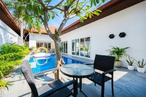 Bazén v ubytování Majestic Residence Pool Villas 2 Bedrooms Private Beach nebo v jeho okolí