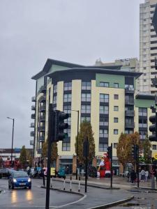 um grande edifício com uma cláusula do Pai Natal em frente a uma rua em Urban Oasis: North London em Edmonton