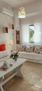ein Wohnzimmer mit einem Sofa und einem Tisch in der Unterkunft Apple apartment in Koutsounári