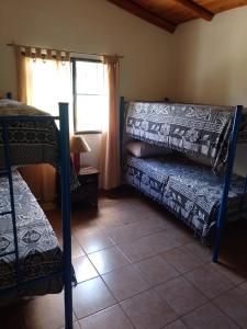 Poschodová posteľ alebo postele v izbe v ubytovaní Cabañas "Las Acacias"