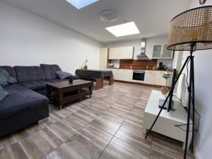 sala de estar con sofá y mesa en Privates & gemütliches Appartement inklusive Parkplatz, en Drensteinfurt