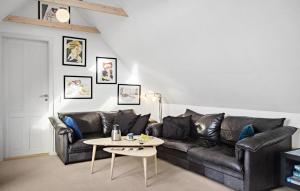 Χώρος καθιστικού στο Amazing Home In Harboøre With Kitchen