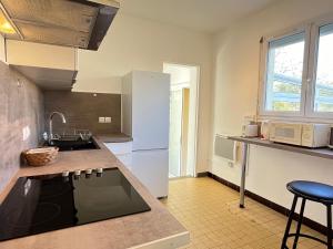 Kuchyňa alebo kuchynka v ubytovaní Maison plain-pied Tarbes