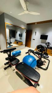 Posilňovňa alebo fitness centrum v ubytovaní Nisarg’s stays