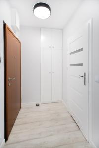 un pasillo con paredes blancas y una puerta en Lovely studio close to the Center. Free Parking, en Varsovia