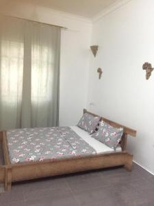 Un dormitorio con una cama con flores. en Gabibo Kendwa Beach House, en Kendwa