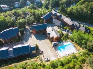 een uitzicht op een huis met een zwembad bij Résidence Domaine de la Vallée d'Ax - Location à la nuit, linge inclus in Ax-les-Thermes