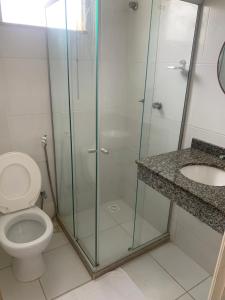 y baño con ducha, aseo y lavamanos. en VIRASSOL Praia Hotel en Salvador
