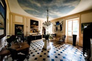 uma sala de estar com uma mesa e um lustre em Château de Saint Georges em Saint-Georges-sur-Moulon