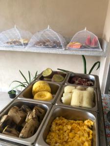 una bandeja de diferentes tipos de alimentos en un estante en Pousada Vista da Serra - Suzart en Lençóis