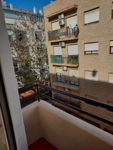 - une vue depuis le balcon d'un bâtiment dans l'établissement Cozy Private Room, à Valence