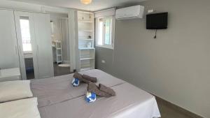 een witte kamer met een bed met 2 kussens erop bij B&B Casa Sardonyx in Calpe