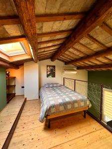 Schlafzimmer mit einem Bett und Holzboden in der Unterkunft La Casetta di Elena in Pesaro