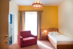 A bed or beds in a room at GASTHOF SCHEER Feriendomizil