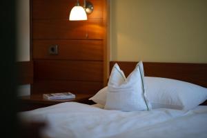 A bed or beds in a room at GASTHOF SCHEER Feriendomizil