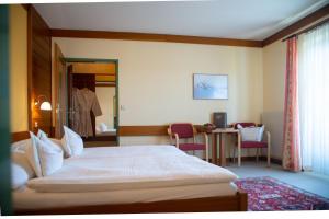A bed or beds in a room at GASTHOF SCHEER Feriendomizil