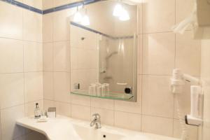 A bathroom at GASTHOF SCHEER Feriendomizil