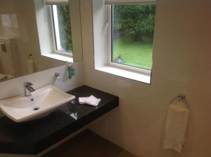 bagno con lavandino e finestra di Gleann Fia Country House a Killarney Altre 37 foto