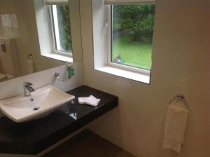 bagno con lavandino e finestra di Gleann Fia Country House a Killarney