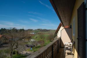 einen Balkon mit Stühlen und Blick auf ein Feld in der Unterkunft GASTHOF SCHEER Feriendomizil in Bad Gleichenberg