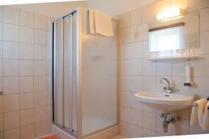 A bathroom at GASTHOF SCHEER Feriendomizil