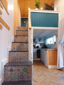 una escalera en una casa pequeña con azulejos en The Wee Tiny Home en Eglinton