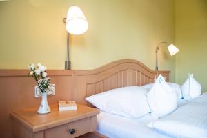 A bed or beds in a room at GASTHOF SCHEER Feriendomizil