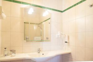 A bathroom at GASTHOF SCHEER Feriendomizil