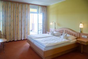 A bed or beds in a room at GASTHOF SCHEER Feriendomizil