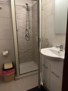 ein Bad mit einer Dusche und einem Waschbecken in der Unterkunft Dimora 394 in Catania