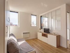 een witte kamer met een bed en een tv op een bureau bij Appartement Saint-Jean-de-Luz, 2 pièces, 4 personnes - FR-1-4-566 in Saint-Jean-de-Luz