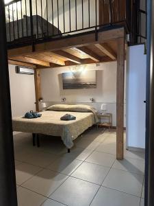 Schlafzimmer mit Etagenbett und Loft in der Unterkunft Dimora 394 in Catania
