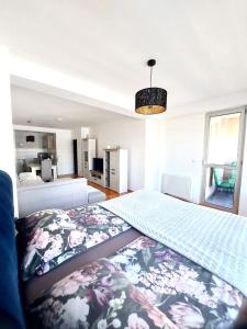 普里耶多爾的住宿－Apartman city center 4-šetalište，一间卧室配有一张带鲜花的大床