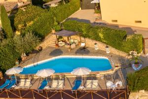 Bazén v ubytovaní Podere Vergianoni immerso nelChianti con piscina alebo v jeho blízkosti