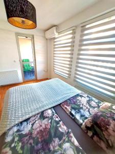 普里耶多爾的住宿－Apartman city center 4-šetalište，一间卧室配有一张带鲜花的大床