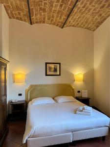 een slaapkamer met een wit bed en 2 nachtkastjes bij Hotel Relais Il Cestello in Florence