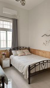 מיטה או מיטות בחדר ב-Dream House Art Hostel Garden and Terrace Haifa