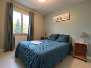 sypialnia z niebieskim łóżkiem i oknem w obiekcie Maison neuve 8 pers. avec terrasse, 600m de la plage, La Cotinière, Saint-Pierre-d'Oléron - FR-1-246A-185 w mieście Saint-Pierre-dʼOléron