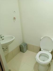 een badkamer met een toilet en een wastafel bij Daily Relax @ Trees Residence QC in Manilla