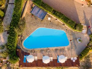 Bazén v ubytovaní Podere Vergianoni immerso nelChianti con piscina alebo v jeho blízkosti + 20 fotografií